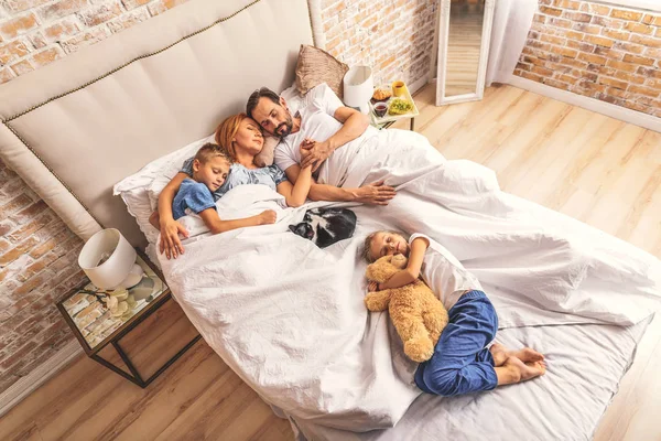 Familia durmiendo juntos en la cama — Foto de Stock