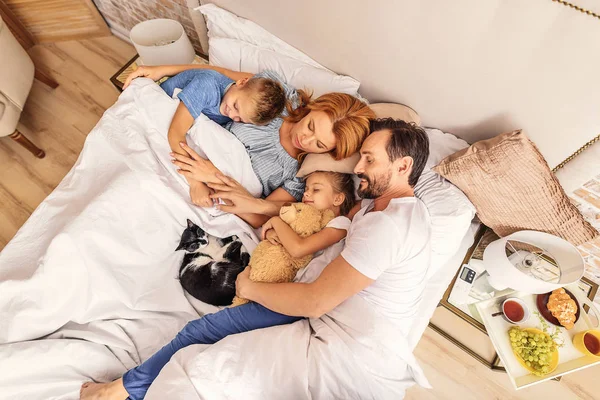 Niños durmiendo con sus padres — Foto de Stock