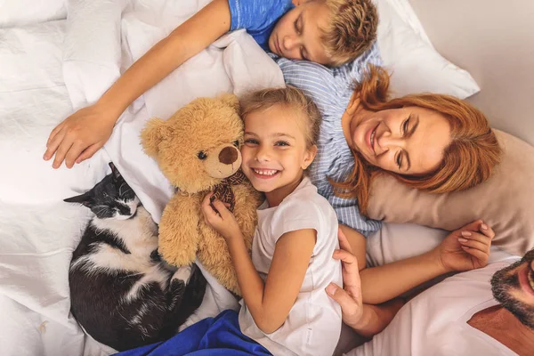 Familia disfrutando después de despertarse — Foto de Stock