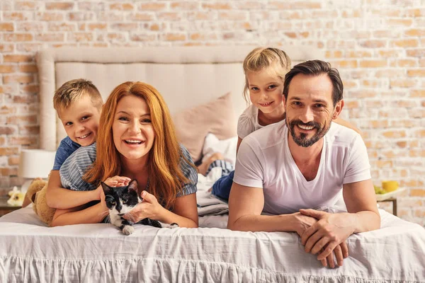 Parents having some fun with kids — Stock Photo, Image