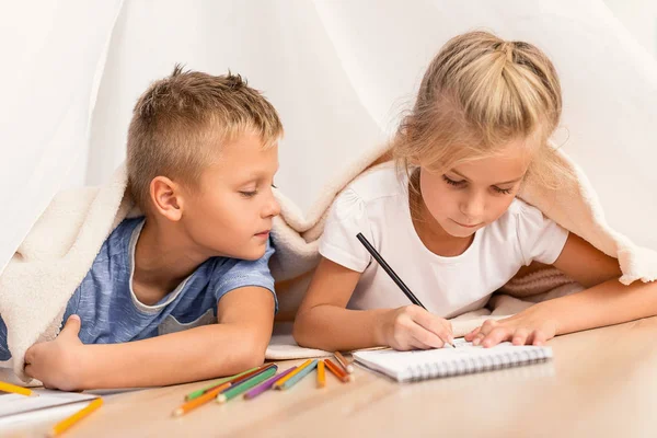 Niños jugando juntos en la habitación — Foto de Stock