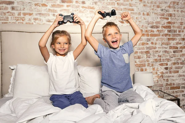 Niños juguetones ubicados en el dormitorio —  Fotos de Stock