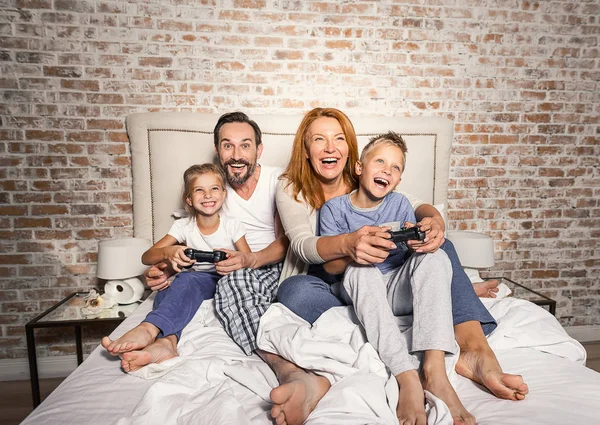 Familia feliz usando joysticks y divertirse —  Fotos de Stock