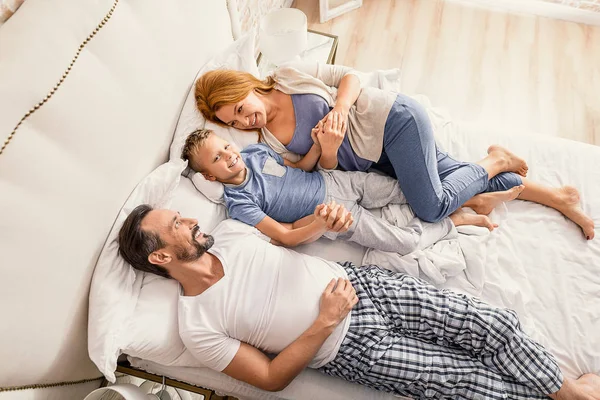 Famiglia godendo mattina pigra — Foto Stock