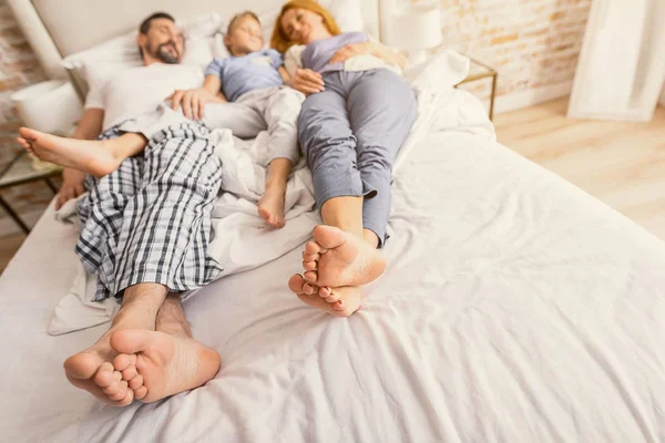 Семья спит на кровати дома — стоковое фото