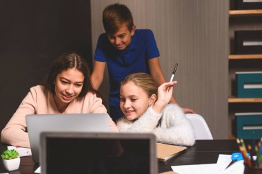Bilgi için arayan çıktıktan gençler