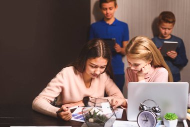 Kağıt üzerinde görev yapıyor kızlar konsantre