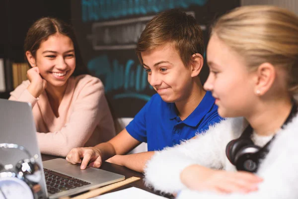 Ragazzo sorpreso digitando sul suo computer portatile — Foto Stock