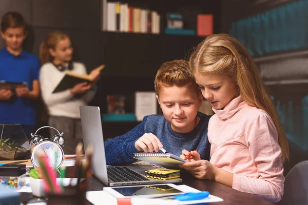 Los niños sonrientes están ocupados estudiando. —  Fotos de Stock