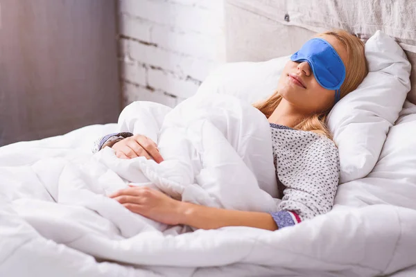 Klid mladá žena spí doma — Stock fotografie