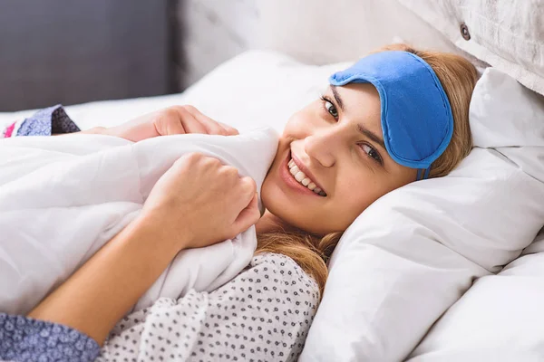 Yeni gün neşeli kadın tanışır