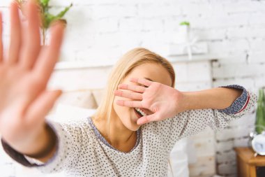 Mutlu genç kadın kameradan gizleme