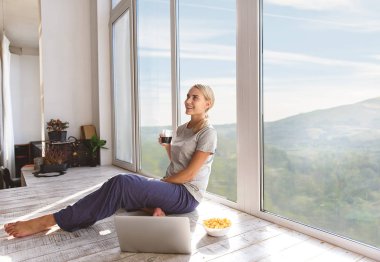 Yeni gün karşılamak hazırım