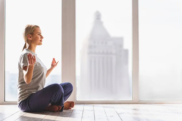 Gelukkige vrouw mediteren met ontspanning — Stockfoto