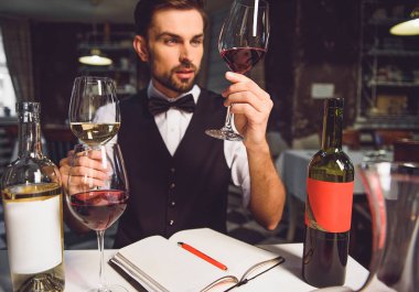 Absorbedly gözlük arıyorum şarap eleştirmeni