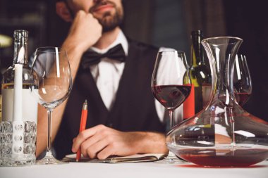 Şarap eleştirmeni bakarken hayal