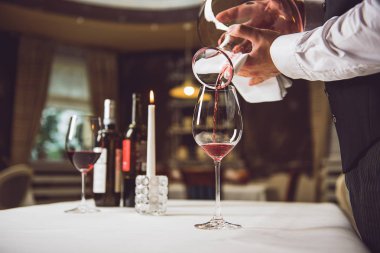 Cam şarap ile doldurma işlemi