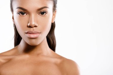 Düz bir bakışla konsantre kız