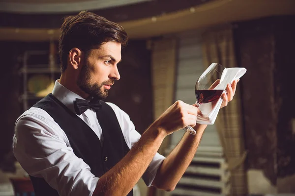Профессиональное зрение за бокалом красного вина — стоковое фото