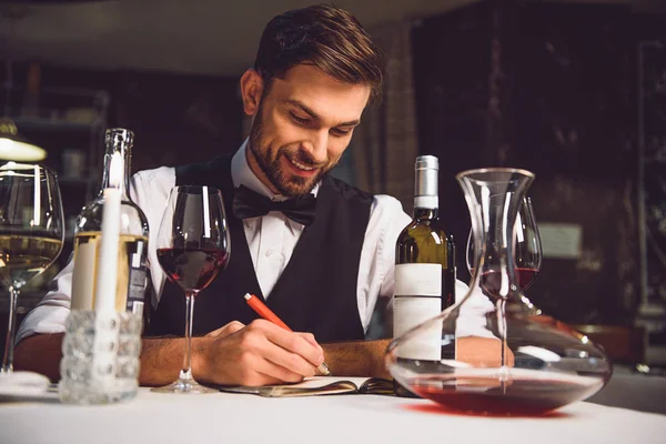 Este vinho tinto sabe bem. — Fotografia de Stock