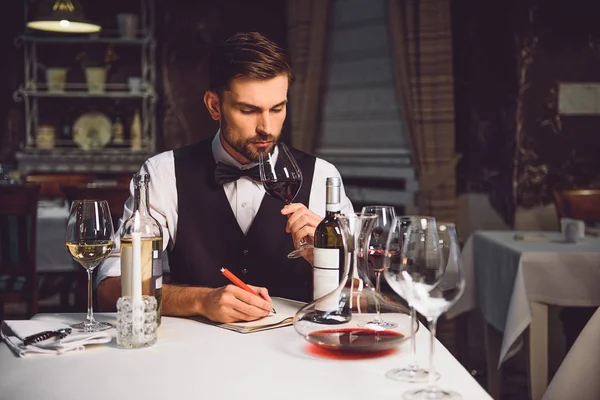 Hombre inhalando tipo de vino — Foto de Stock