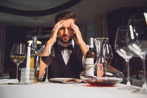 Homem tomando decisão sobre néctar — Fotografia de Stock