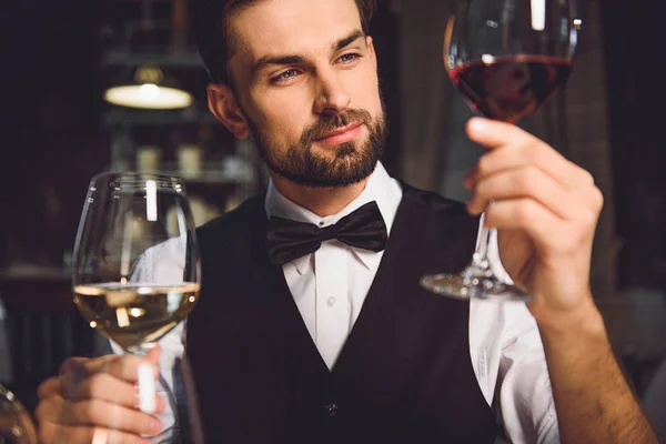 Погруженный алкогольный критик пристально смотрит на вино — стоковое фото