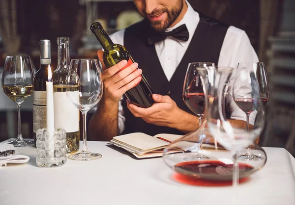Sommelier şarap çeşitli elinde