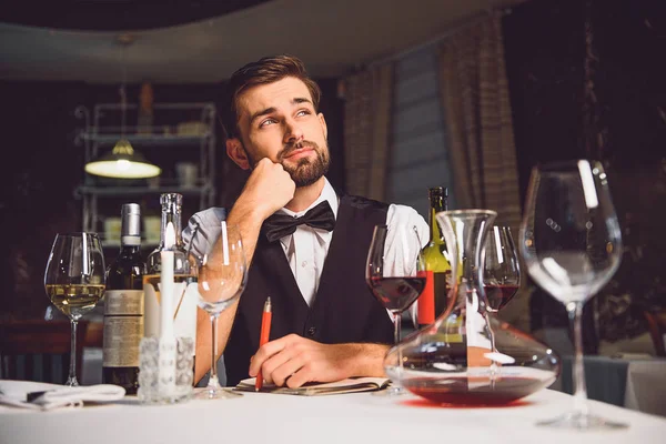 Homem sentado e com pensamentos absorventes — Fotografia de Stock