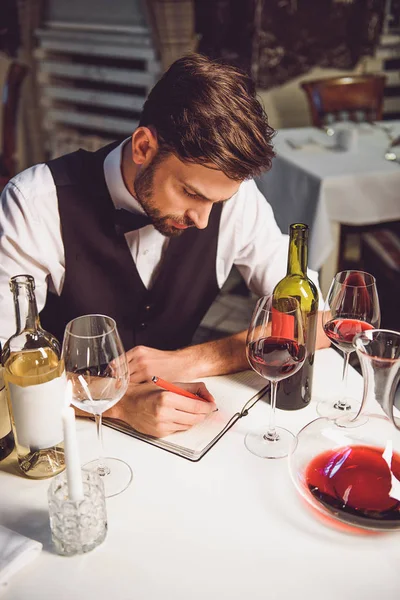 Escrevendo comentário sobre coleção de vinhos — Fotografia de Stock