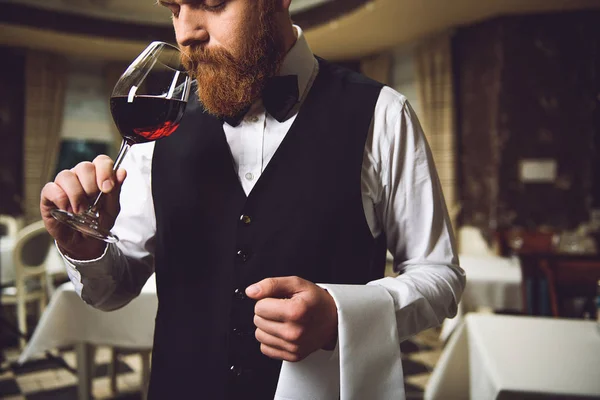 Человек, вдыхающий вино — стоковое фото