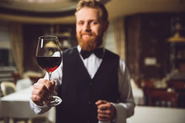 Wilt u glas wijn drinken — Stockfoto