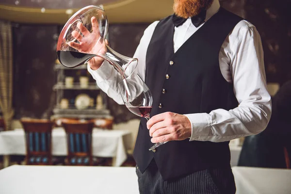 Homem de enchimento de vidro com vinho tinto — Fotografia de Stock