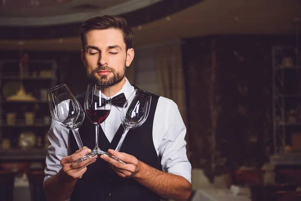 Ви повинні вдихнути своєрідне червоне вино — стокове фото