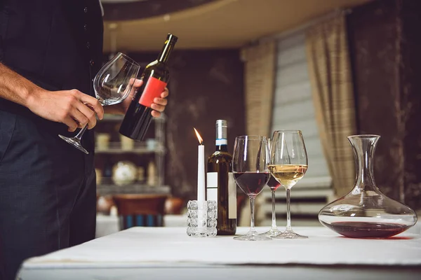 Cuando no se puede tomar la decisión final sobre el vino — Foto de Stock