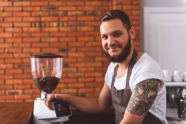 Neşeli erkek barmen kahvehane içinde çalışma