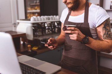 Erkek barmen kahve molası