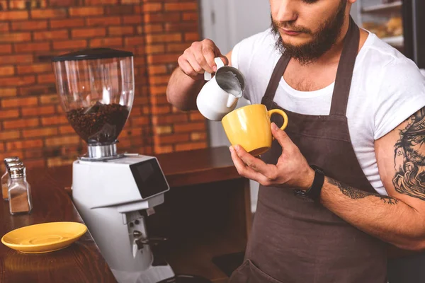 Profesyonel barmen kahvehane içinde çalışma