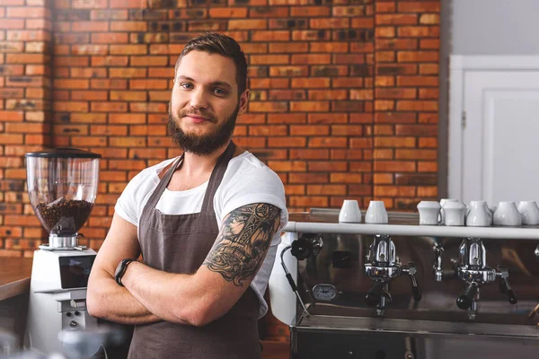 Neşeli sakallı barmen kahvehane içinde çalışma