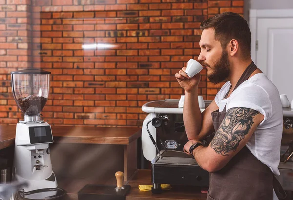 Ung bartender njuter kaffearom — Stockfoto