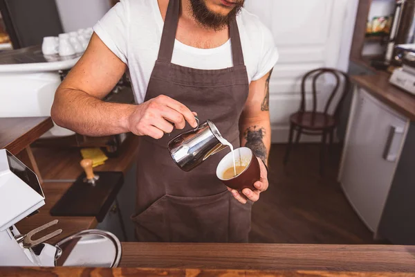 Młody barista Dokonywanie latte w kafeterii — Zdjęcie stockowe