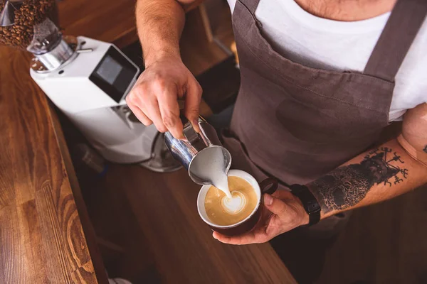 Umiejętne barman pracuje w kawiarni — Zdjęcie stockowe