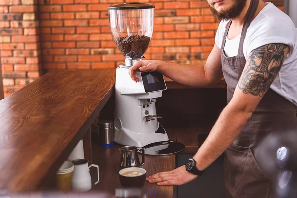 Självsäker bartender brygga kaffe i cafeterian — Stockfoto