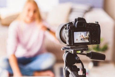 Neşeli kadın blogcu video kaydediyor
