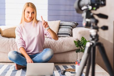 Kendine güvenen kadın evde blog Bakımı