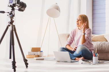 Blog için sarışın kız kayıt videosu