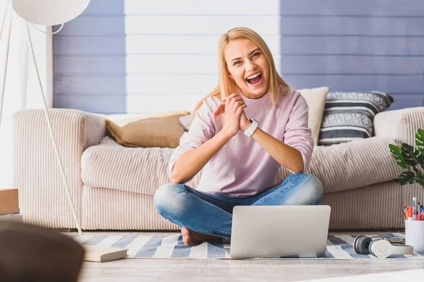 Bekymmerslös tjej använder laptop med glädje — Stockfoto