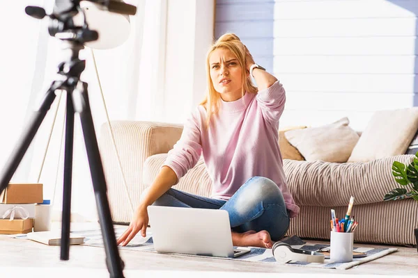 Disappointed female blogger does not understand something — Stock Photo, Image