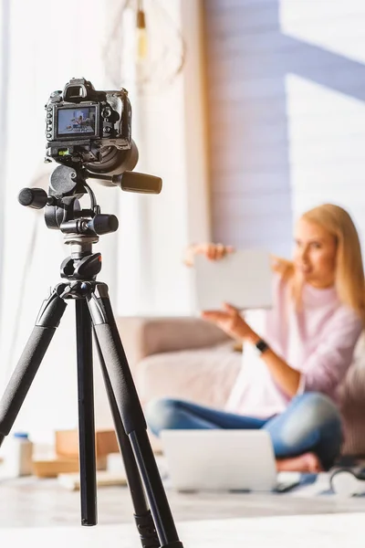 Donna fiduciosa regalo pubblicitario nel blog — Foto Stock