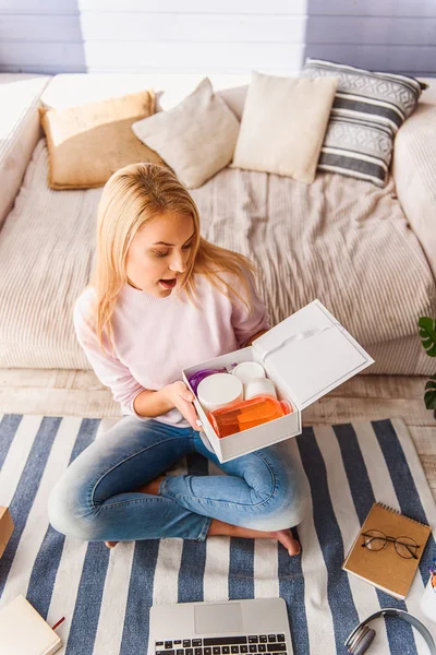 Excited female blogger presenting cosmetic products — Stock Photo, Image